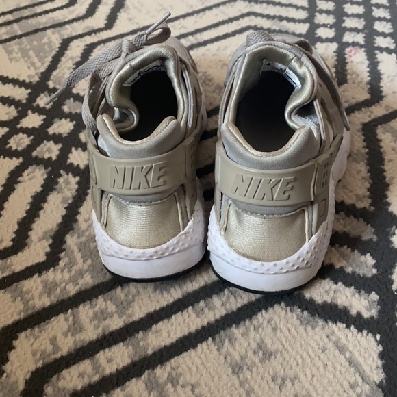 Nike shoe - Picture 3 of 5